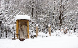 Преимущества деревянных туалетов для дачи